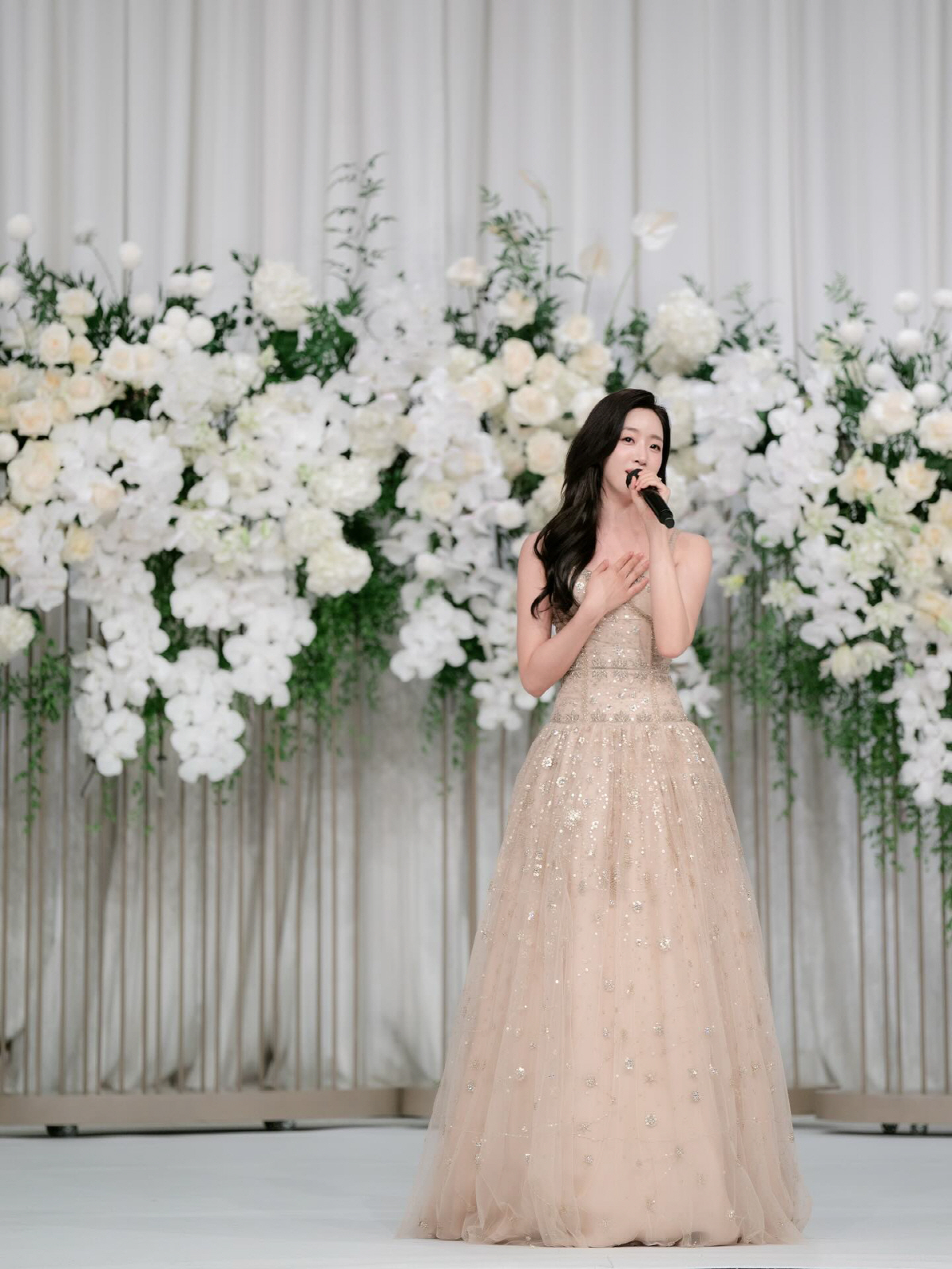 함은정, 호텔 침대서 신났네…♥김병우 감독과 결혼식 현장 대방출[SC이슈…