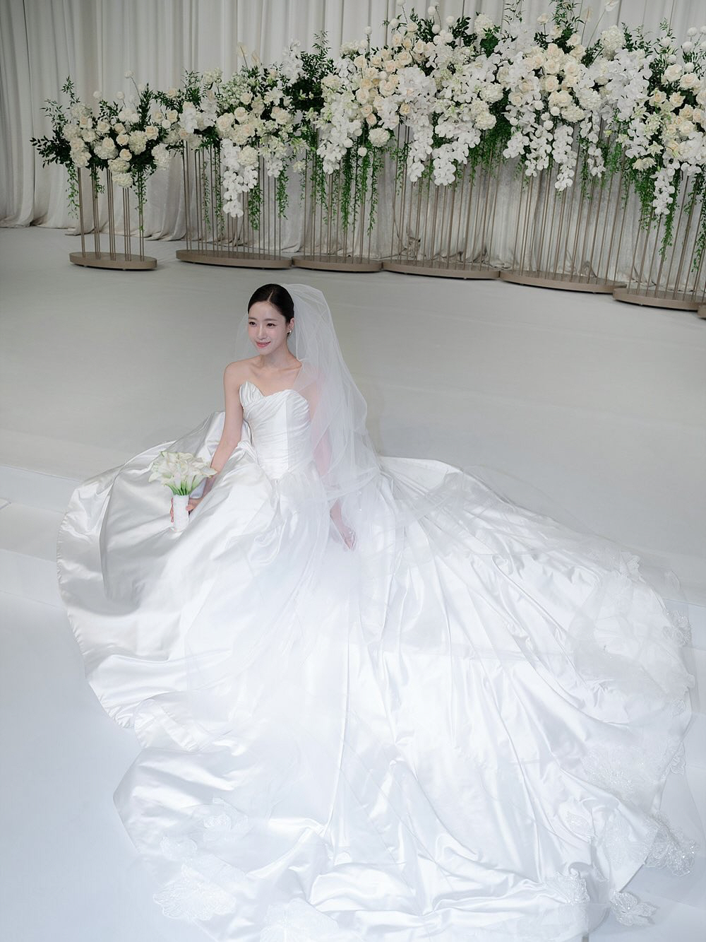 함은정, 호텔 침대서 신났네…♥김병우 감독과 결혼식 현장 대방출[SC이슈…