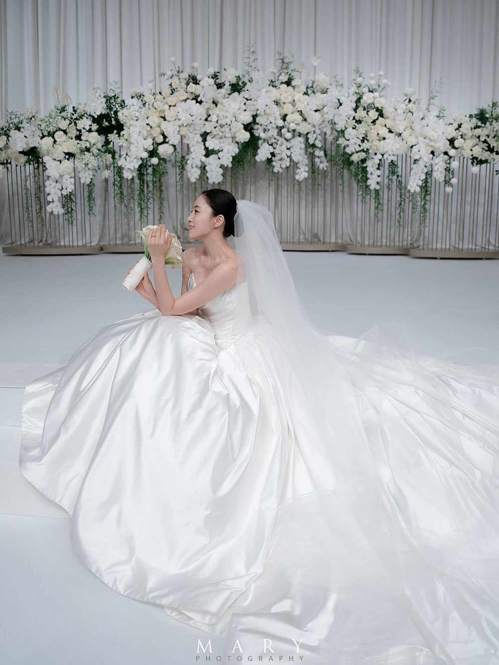 함은정, 호텔 침대서 신났네…♥김병우 감독과 결혼식 현장 대방출[SC이슈…