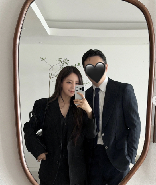 효민, 드디어 ♥재력가 남편 공개...함은정 결혼식서 존재감 폭발 "혼자…