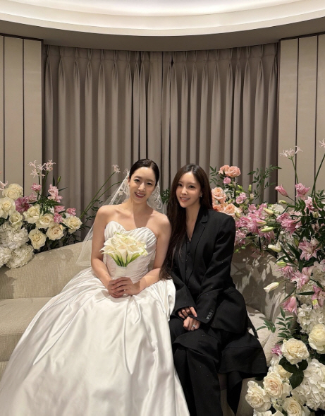 효민, 드디어 ♥재력가 남편 공개...함은정 결혼식서 존재감 폭발 "혼자…