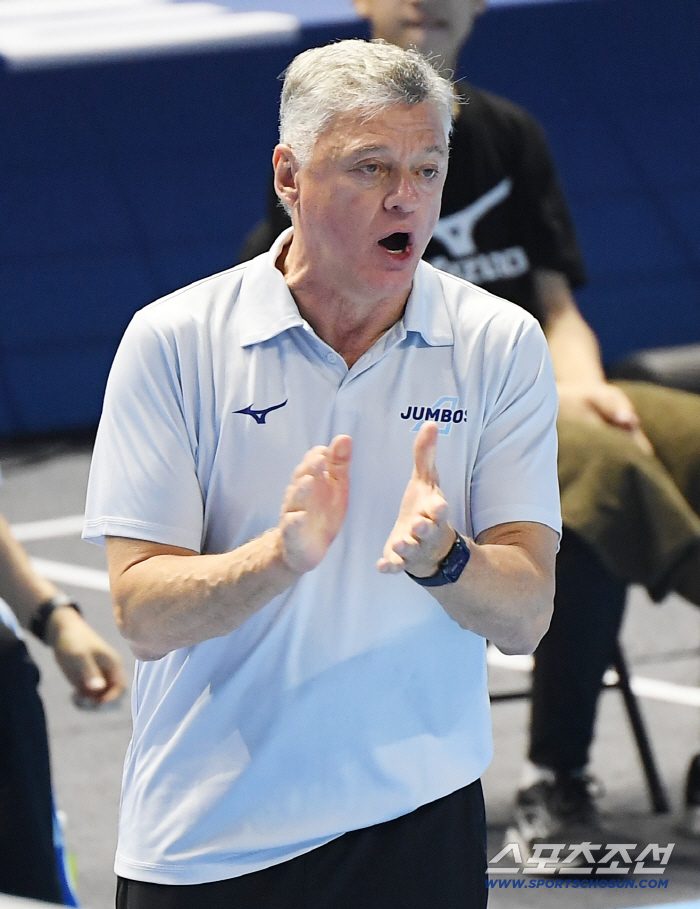 '8연승→1위 질주' 고공비행도 덤덤…"아직 초반이니"