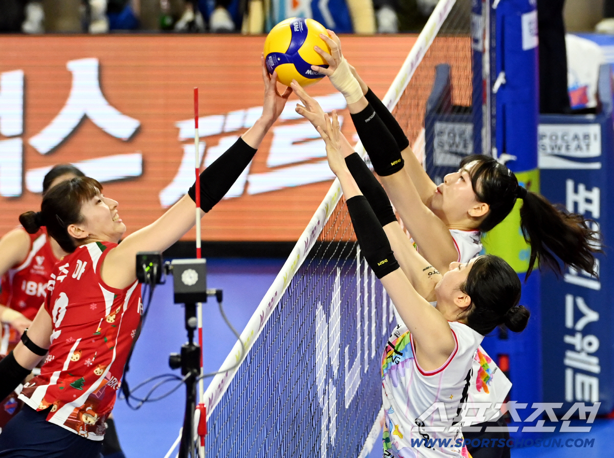 [포토] 이주아-정호영, 양보 없는 볼다툼