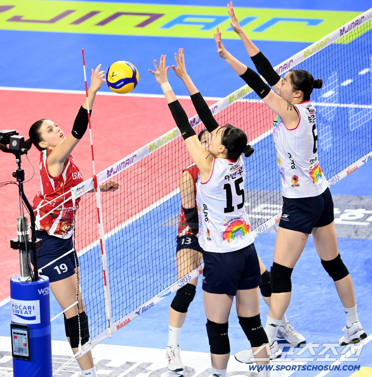 [포토] 빅토리아, 늦었을땐 밀어넣기