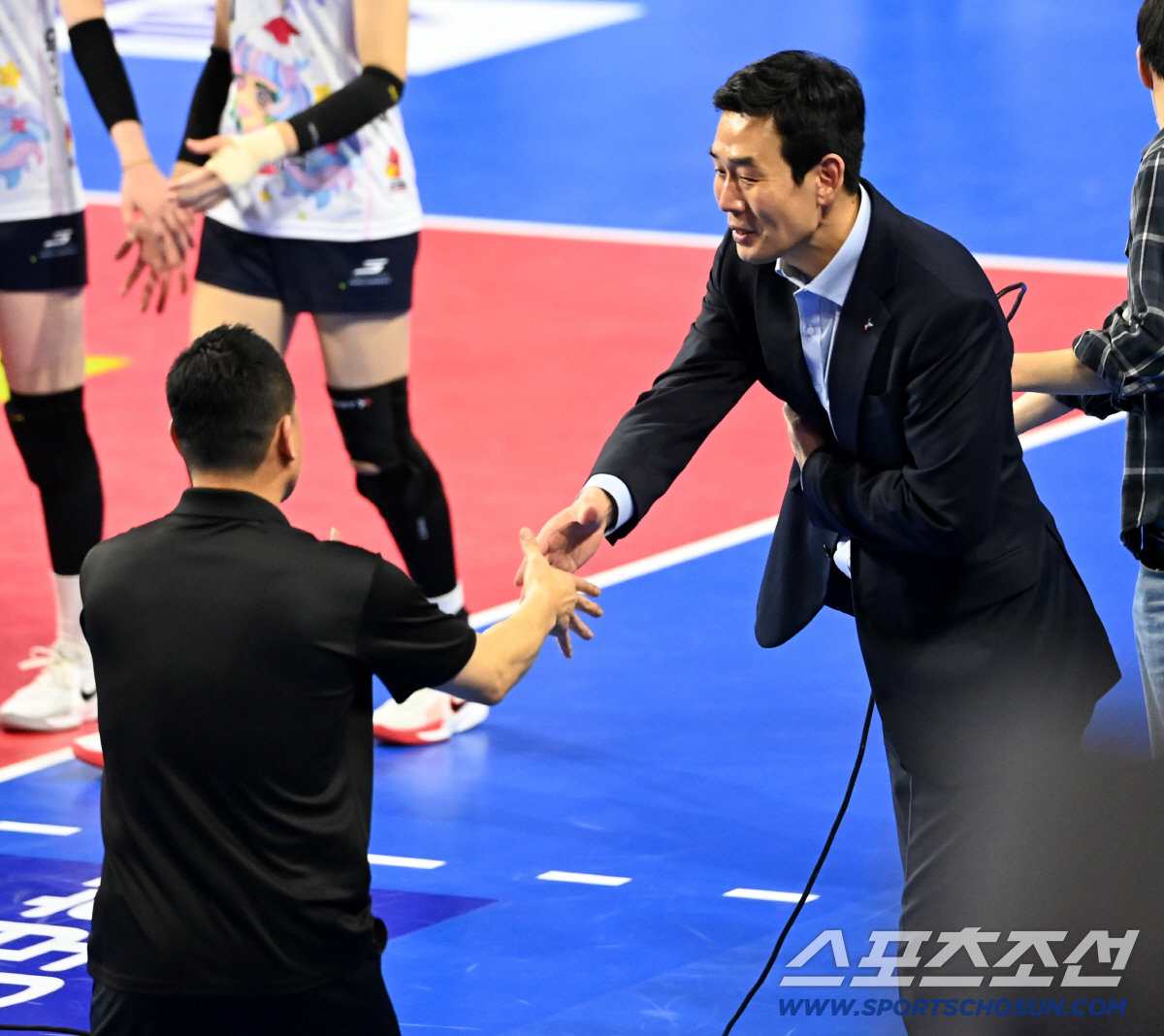 [포토] 악수 나누는 고희진 감독과 여오현 감독대행