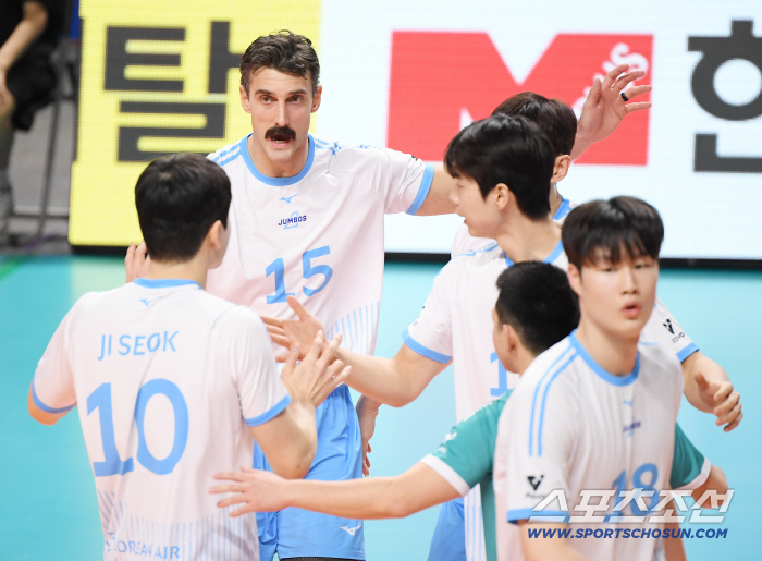 9연승 실화? '러셀-정지석 폭발' 대한항공 고공비행…우리카드 잡고 2R 전승 마무리 [장충 리뷰]