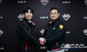 양현종에게 45억 시원하게 쏜 KIA, 왜 2년 보장 원한 최형우에겐 끝까지 무심했을까