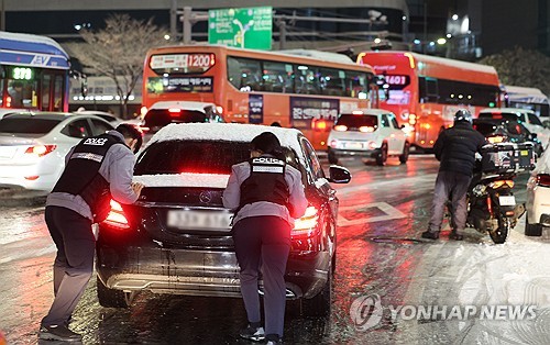 아침까지 전라권 등 눈·비…빙판길·도로 살얼음 주의