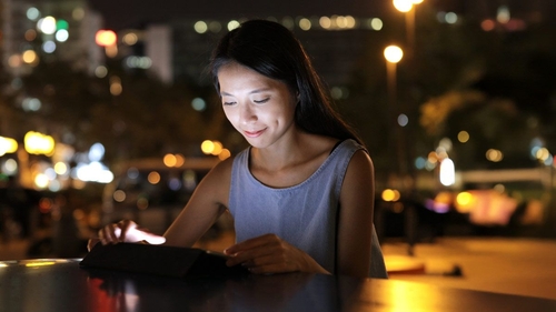 한국 '스크린 피로' 세계 최고 수준…AI 활용은 세대 격차