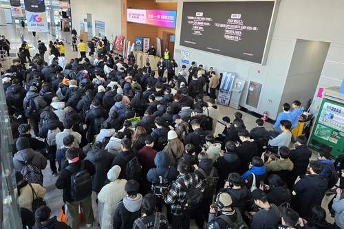 첫눈 한파 뚫은 팬심…AGF 2025 '역대급 인파'