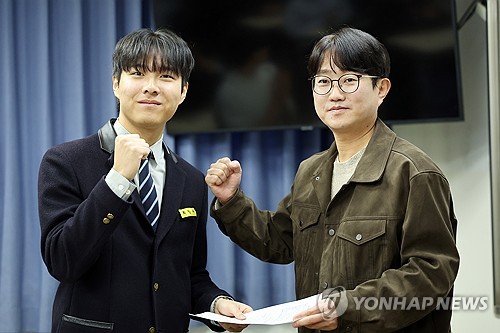 (광주=연합뉴스) 김혜인 기자 = 2026학년도 수능 성적표가 배부되는 5일 광주 서구 화정동 서석고등학교에서 만점자 재학생 최장우군이 정승균 담임교사로부터 성적표를 받으며 기념촬영을 하고 있다. 2025.12.5 in@yna.co.kr