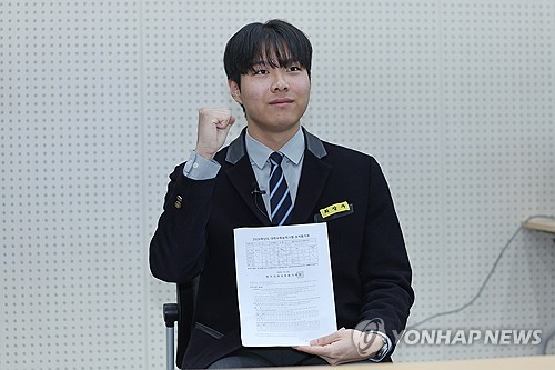 (광주=연합뉴스) 김혜인 기자 = 2026학년도 수능 성적표가 배부되는 5일 광주 서구 화정동 서석고등학교에서 만점자 재학생 최장우군이 기념사진을 찍고 있다. 2025.12.5 in@yna.co.kr