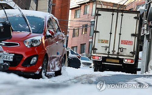 전날 내린 눈 그대로 얼어 곳곳 빙판…퇴근길에도 주의