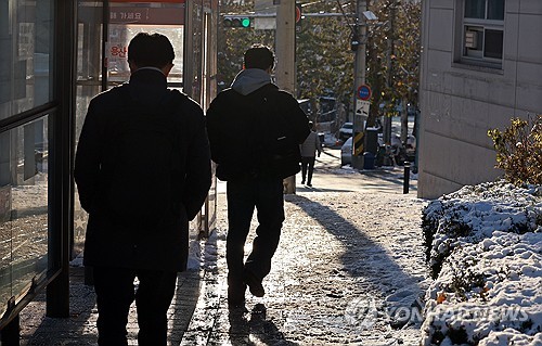 (서울=연합뉴스) 한종찬 기자 = 폭설 후 한파로 도로 곳곳이 얼어붙은 5일 서울 보광동 인근에서 시민이 빙판길을 조심히 걷고 있다. 2025.12.5 saba@yna.co.kr