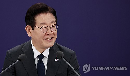 李대통령 "지역통합, 될 듯하다 안 돼…정치적 이해충돌 탓"