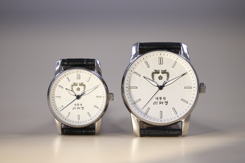 대통령실 '李대통령 손목시계' 공개…'국민이 주인인 나라' 새겨(종합)