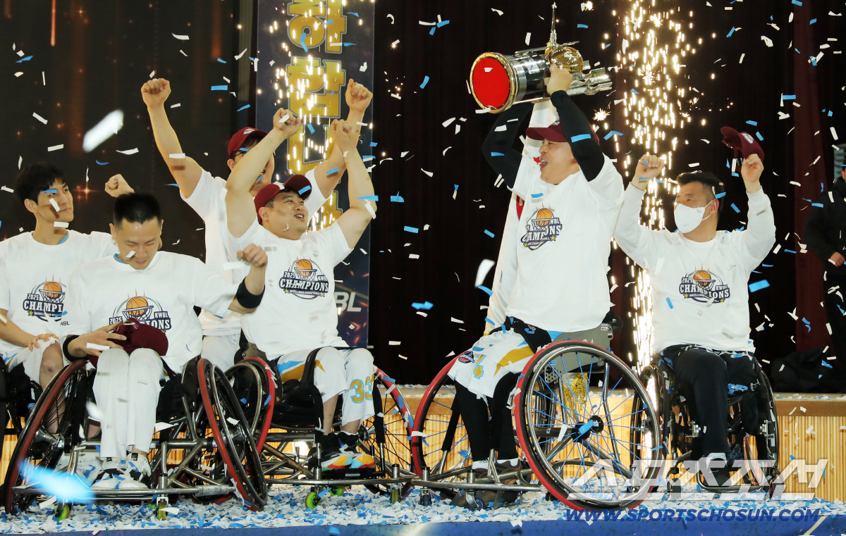 "역대급 명승부→어우코!" '베테랑 원팀'코웨이,'난적'춘천 2점차 꺾고…