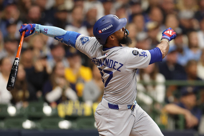 이러면 충격인데! LAD, 테오스카 트레이드 논의中 "수비가 너무 약하잖아"...카일 터커 영입 시그널?