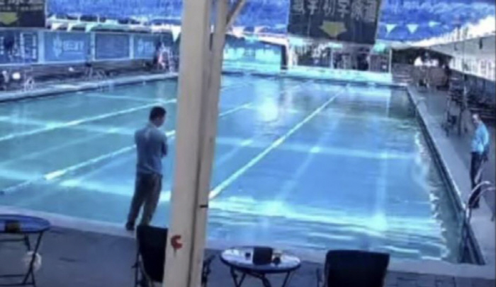 "안전 요원 2명 있었는데…" 국가대표 후보, 수영 중 30분간 물속에 …