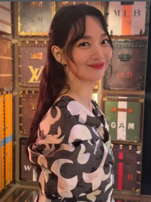 '김우빈♥' 신민아, 결혼 2주 앞두고 물오른 미모..보조개 미소가 사랑스러워