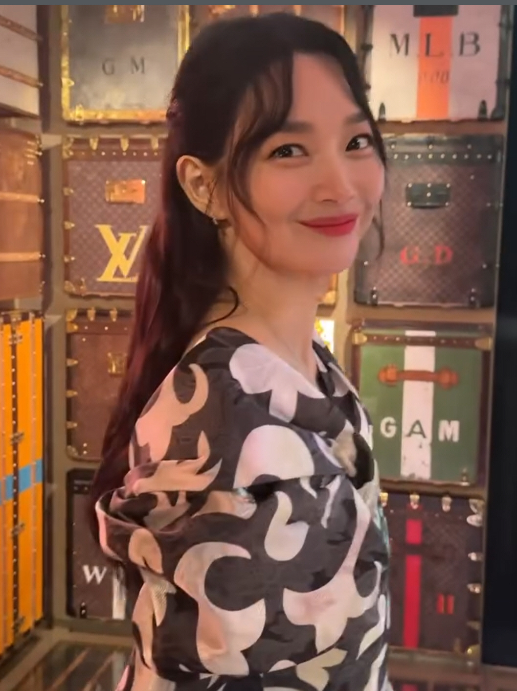 '김우빈♥' 신민아, 결혼 2주 앞두고 물오른 미모..보조개 미소가 사랑…