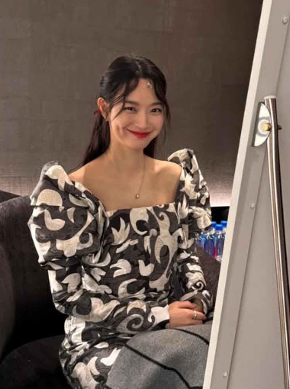 '김우빈♥' 신민아, 결혼 2주 앞두고 물오른 미모..보조개 미소가 사랑…