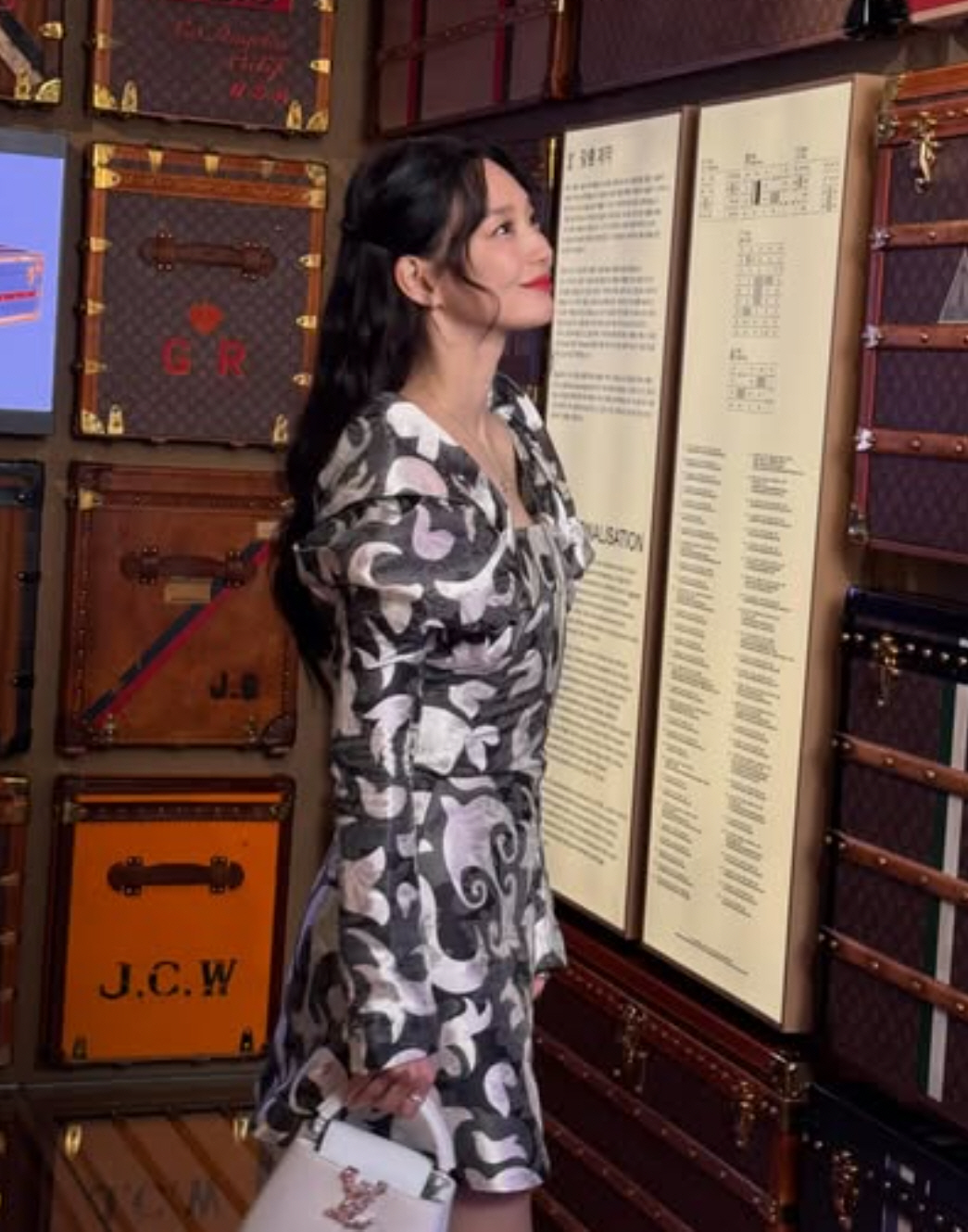 '김우빈♥' 신민아, 결혼 2주 앞두고 물오른 미모..보조개 미소가 사랑…