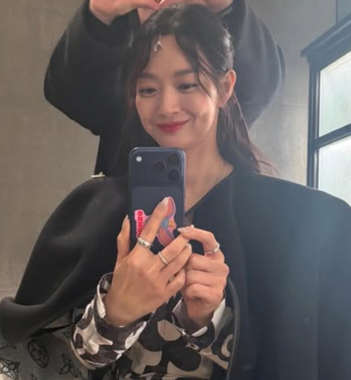 '김우빈♥' 신민아, 결혼 2주 앞두고 물오른 미모..보조개 미소가 사랑…