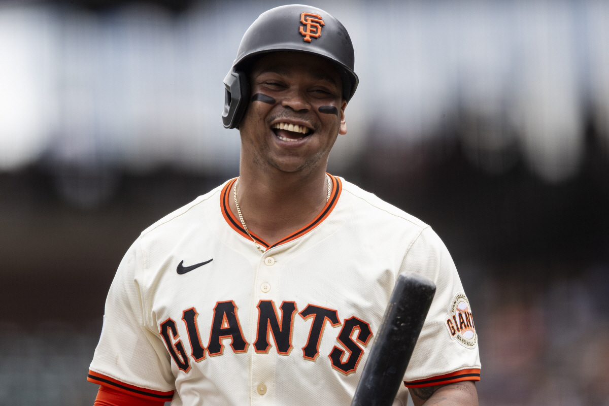 SF "트레이드 불가 선수는 없다" 폭탄 선언, 외야수만 10명인데 이정…