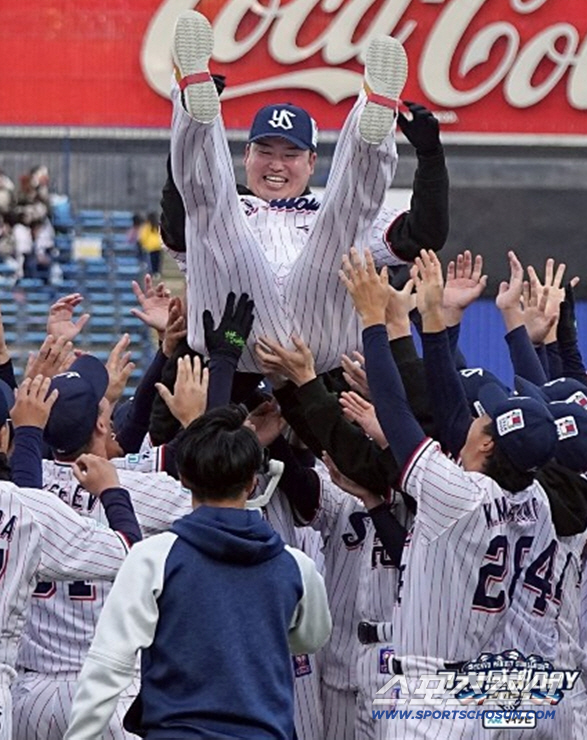 은퇴한 지 1년밖에 안 됐는데…두 차례 '200안타' 레전드 아오키, 야…