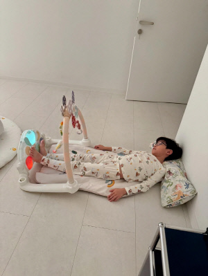 이시영 딸, 벌써 母 얼굴 보이는 '생후 한달차'...8세 子는 육아 동지 