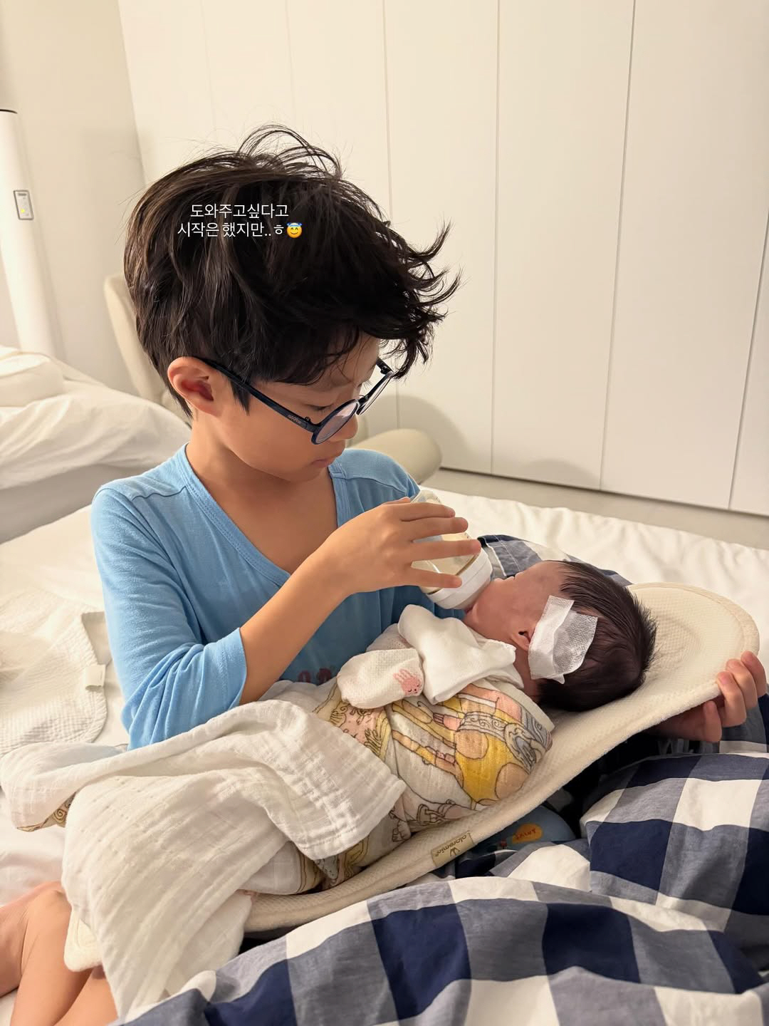 이시영 딸, 벌써 母 얼굴 보이는 '생후 한달차'...8세 子는 육아 동…