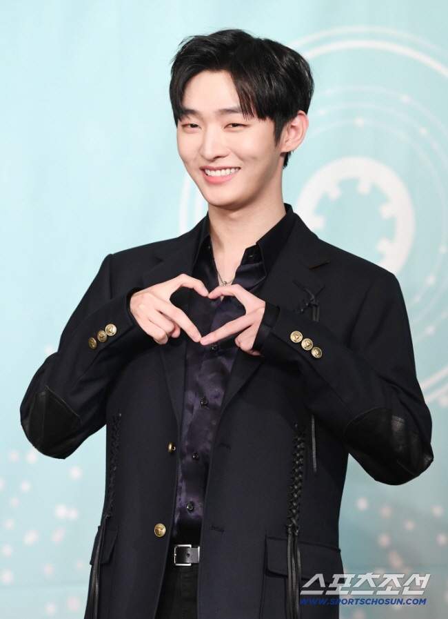 [SC리뷰] '워너원 출신' 윤지성, 의문의 男에 ♥고백…"연애하자" (…