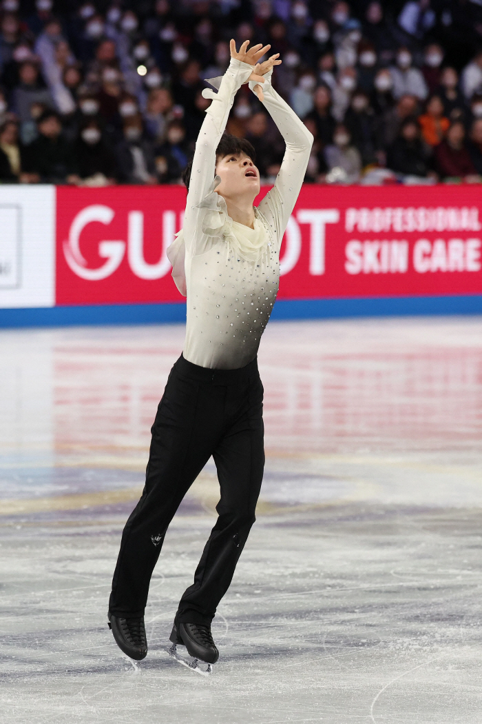 "퍼펙트金 순간,피겨왕자님은 얼굴을 감쌌다"'서민규, 男주니어 피겨 사상 첫우승 '새 역사'