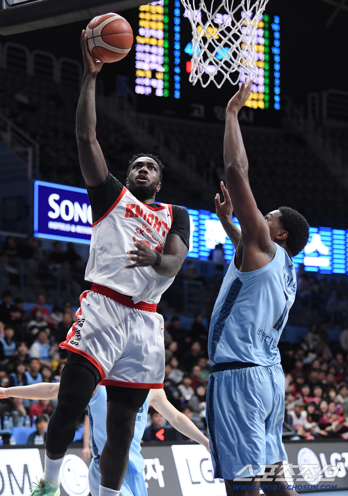 [포토] 골밑슛 시도하는 워니