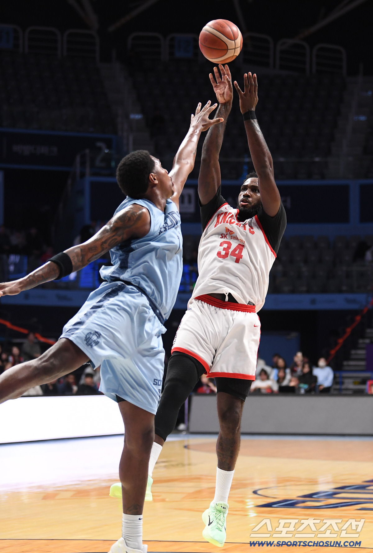 [포토] 워니, 나이트 따돌리며 슛