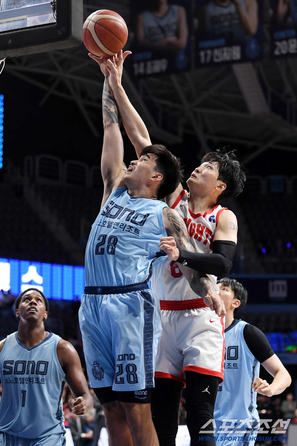 [포토] 넣으려는 안영준, 막으려는 켐바오