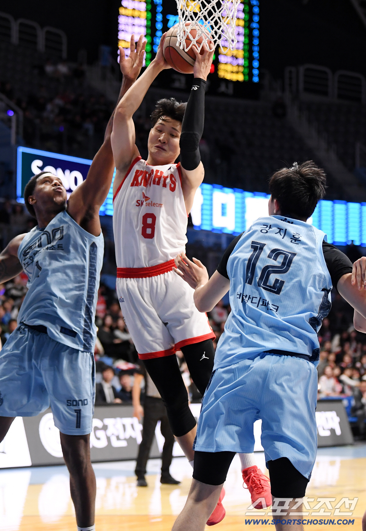 [포토] 리바운드볼 잡는 안영준