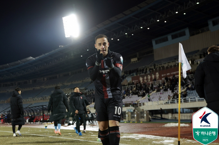 "'캡틴' 바사니 결승골" 부천FC 새 역사, '골포스트 OUT 2회' …