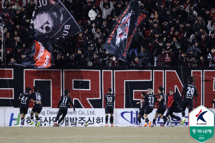 "'캡틴' 바사니 결승골" 부천FC 새 역사, '골포스트 OUT 2회' …