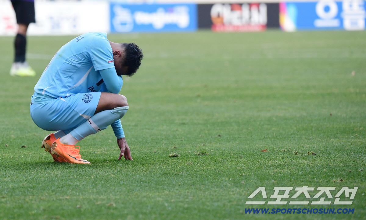 "분노 넘어 증오 느낀다!" 대구FC 2부 강등 근조화환 시위…구단 "구…