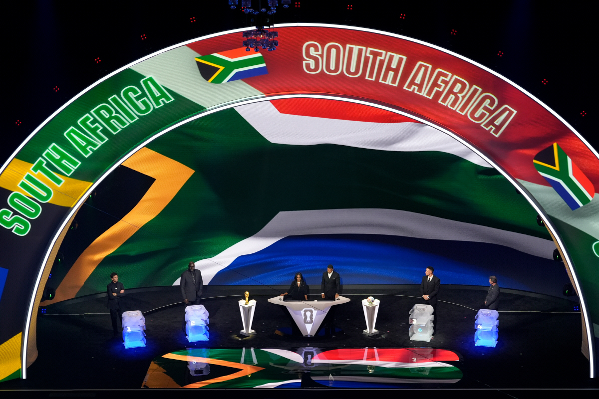 '역사상 첫 격돌' 남아공 못잡으면 32강도 없다...예선부터 고전한 '…