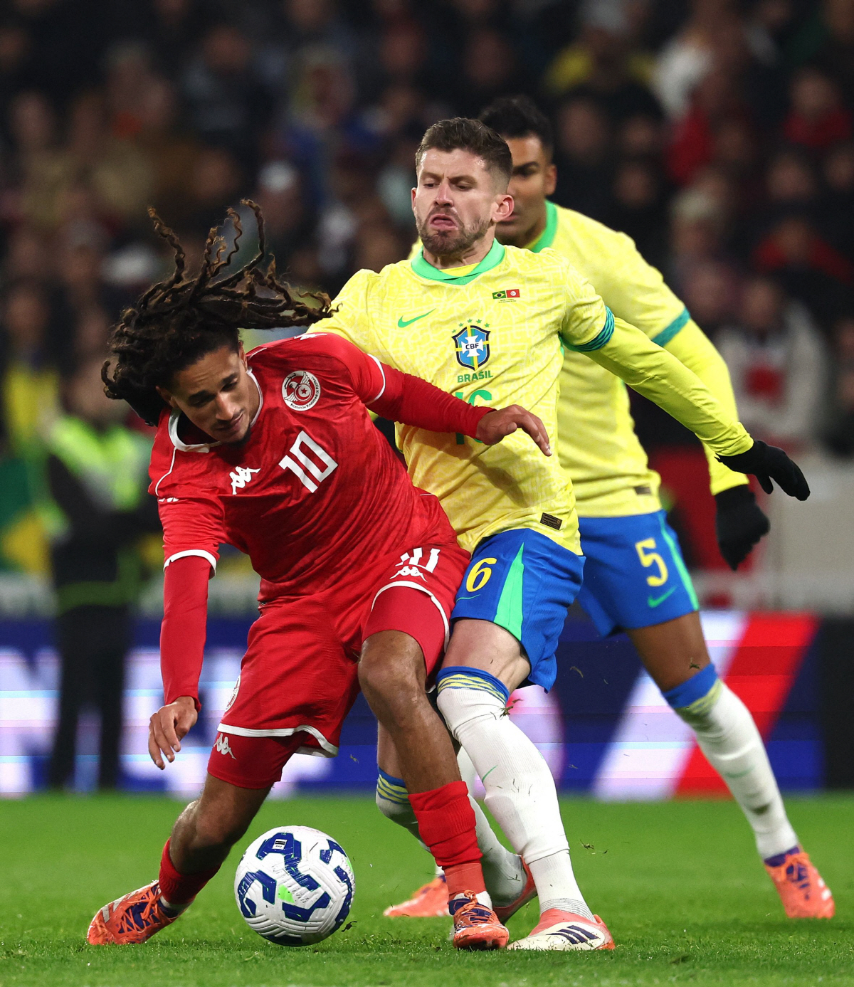 [공식발표]맨유 출신 '충격 기행' 들통…"상대팀 팬에게 침뱉어" 혐의 …