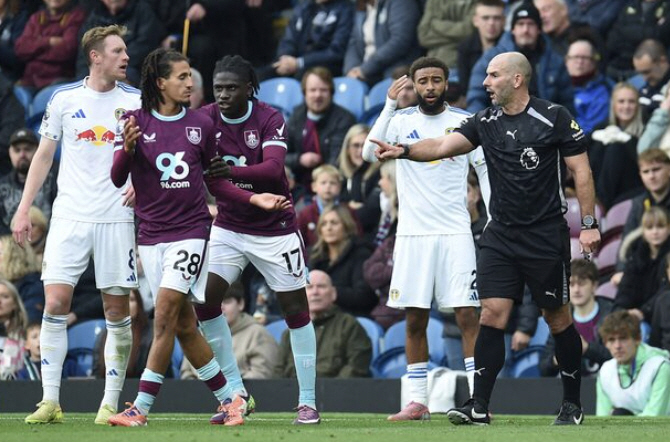 [공식발표]맨유 출신 '충격 기행' 들통…"상대팀 팬에게 침뱉어" 혐의 …