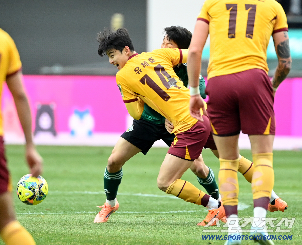 [포토] 유제호-강상윤, 공 이리 줘!