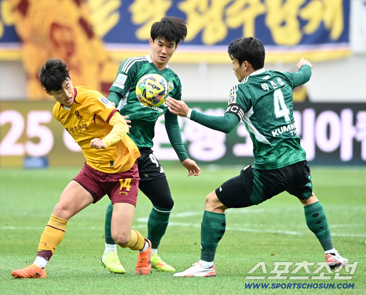 [포토] 양보 없는 볼다툼