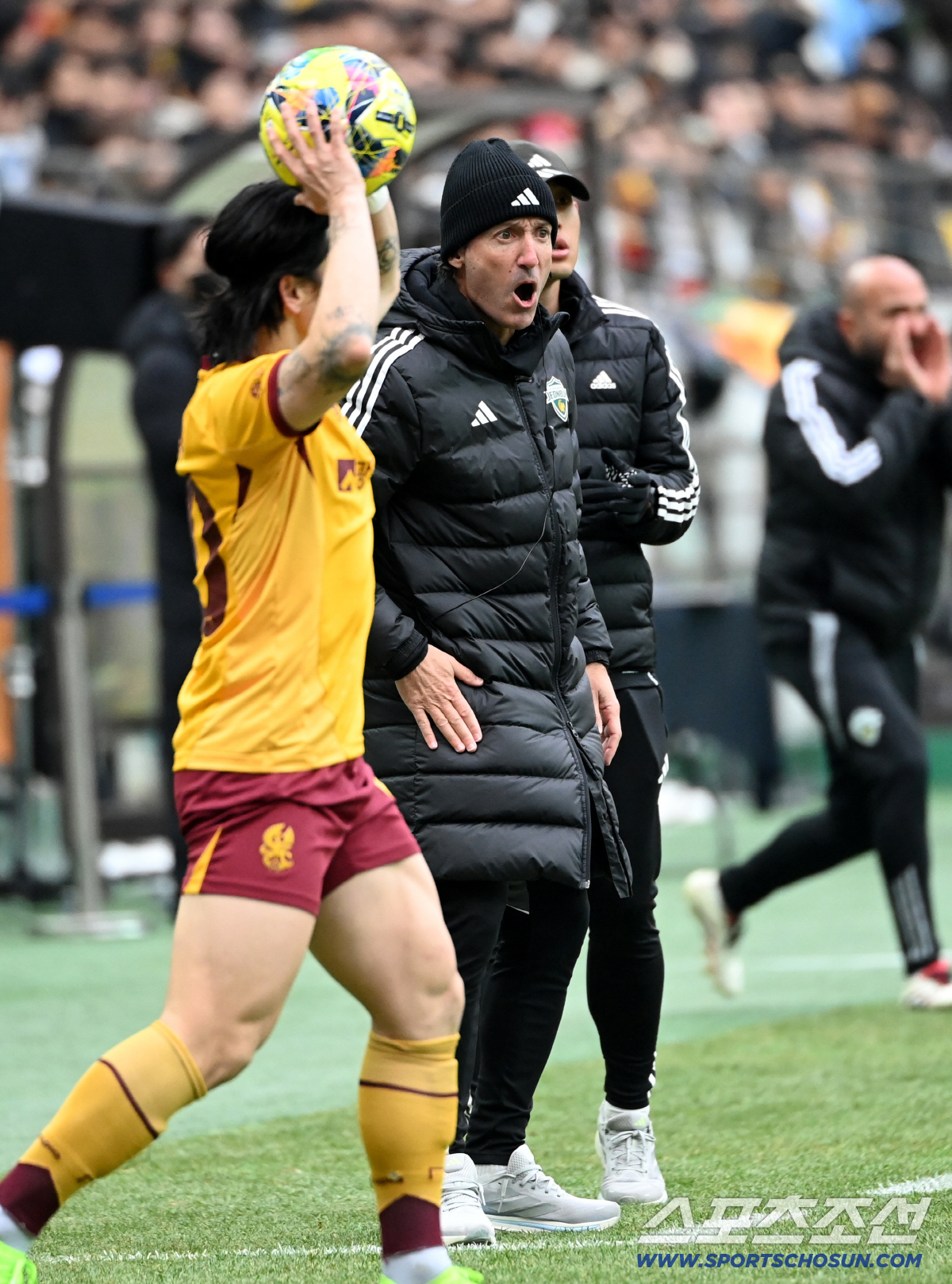 [포토] 작전지시 하는 전북 타노스 코치