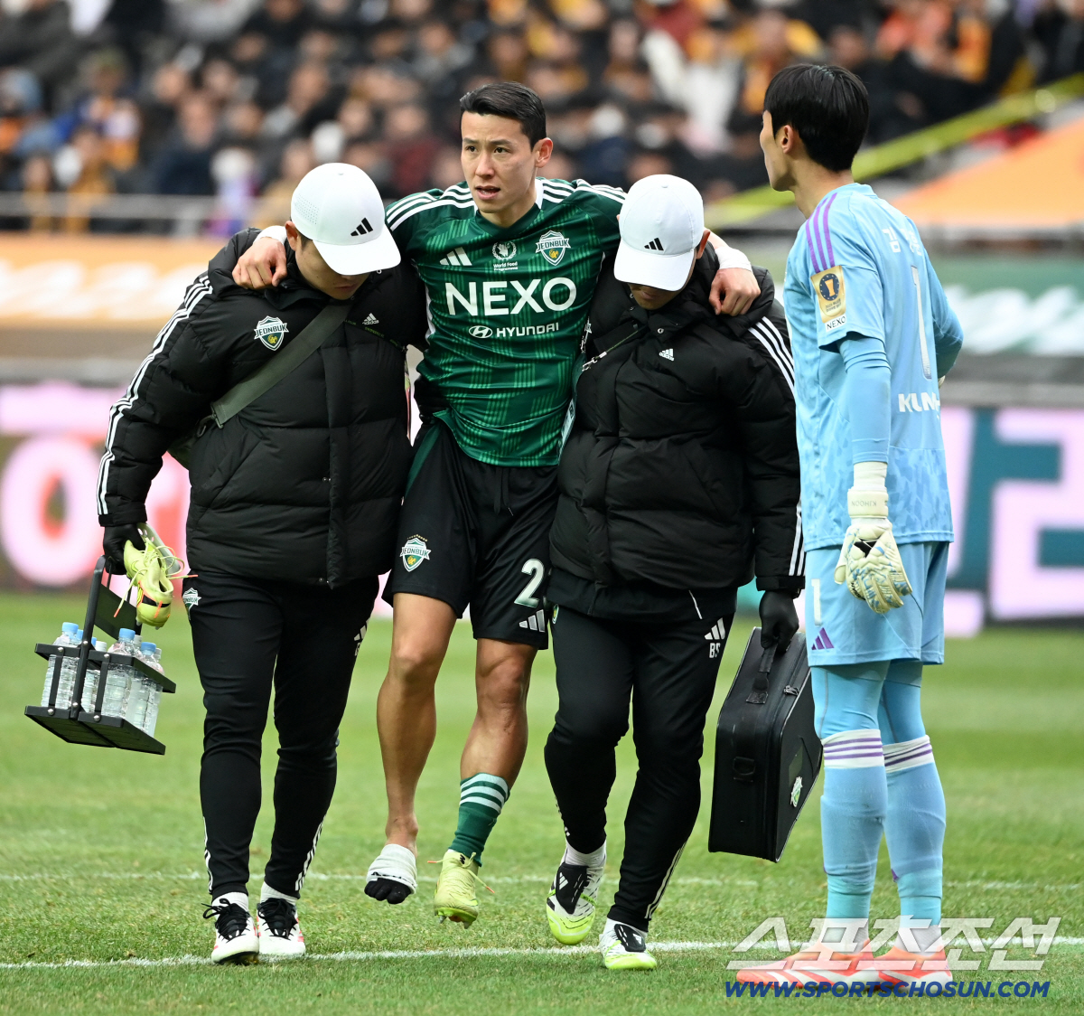 [포토] 부상으로 교체되는 김태환