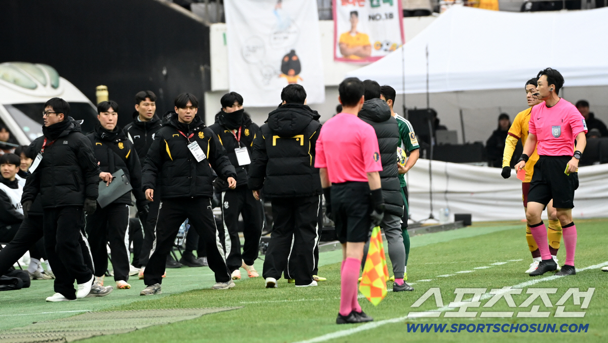 [포토] 레드카드 꺼낸 심판, 이정효 감독은 퇴장