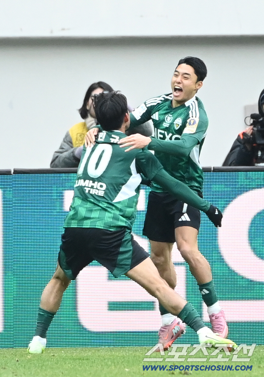 [포토] 선제골 환호하는 전북 이동준